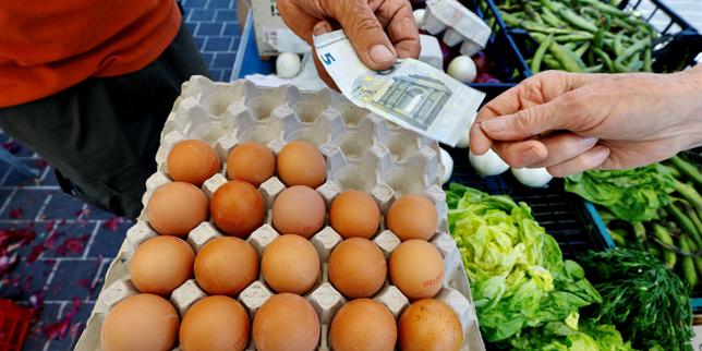 La France compte moins de personnes pauvres que le reste de l’UE mais plus de personnes modestes, selon la Drees