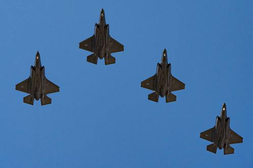 Une escadrille de F-35 Lightning II de l’US Air Force survole la Maison Blanche lors de la réception du président polonais Karol Nawrocki, par Donald Trump, le 3 septembre 2025.