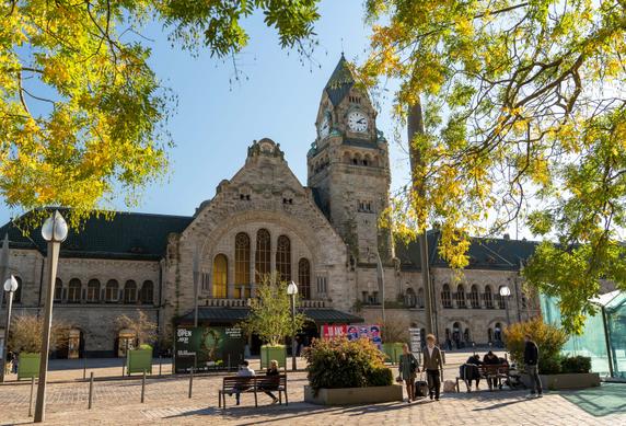 La gare centrale de Metz, construite au début du XXᵉ siècle dans le style néo-roman par l’architecte allemand Jürgen Kröger.