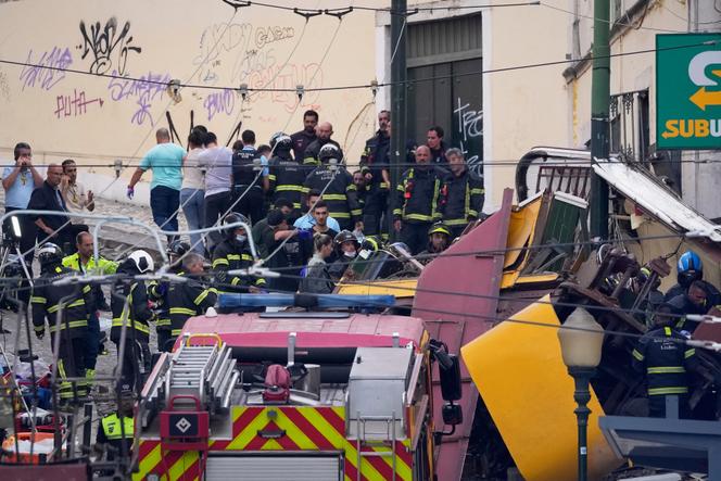 Des équipes d’urgence travaillent sur le site d’un tramway électrique déraillé à Lisbonne, le 3 septembre 2025.