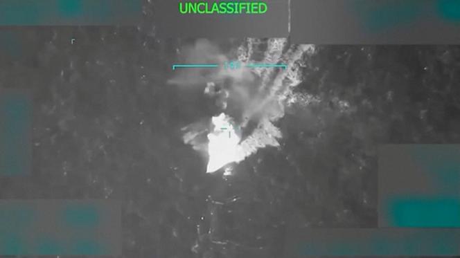 Sur cette image tirée d’une vidéo publiée par le président américain, Donald Trump, sur Truth Social, un navire, qui transportait prétendument de la drogue et se dirigeait vers les Etats-Unis, est frappé par l’armée américaine, dans le sud des Caraïbes. Ici, le 2 septembre 2025.