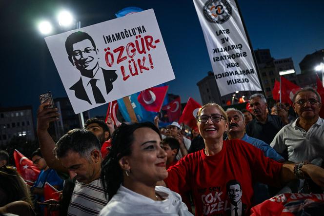 Des manifestants demandent la libération d’Ekrem Imamoglu, à Istanbul, le 3 septembre 2025.