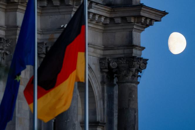 Les drapeaux européen et allemand, devant le bâtiment du Reichstag, à Berlin, le 3 septembre 2025.