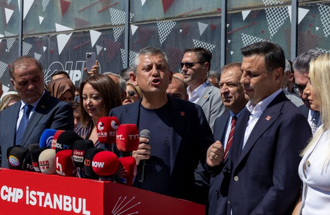 Le chef du principal parti d’opposition, le Parti républicain du peuple (CHP), Özgür Özel, s’exprime devant le bureau de son parti à Istanbul, en Turquie, le 3 septembre 2025.