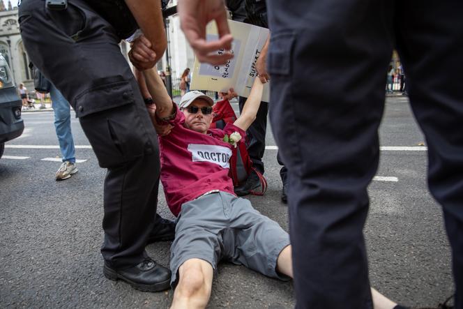 Un homme arrêté lors d’une manifestation pour la dépénalisation du groupe Palestine Action, classé comme terroriste, à Parliament Square, à Londres, le 9 août 2025.