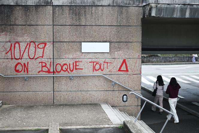 Un graffiti sur lequel on peut lire « On bloque tout », en référence au mouvement de protestation en ligne Bloquons tout, à Saint-Sébastien-sur-Loire (Loire-Atlantique), le 3 septembre 2025. 