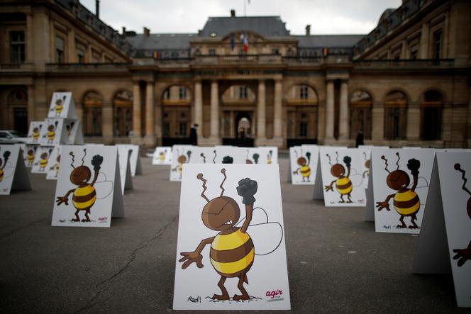 Manifestation de défenseurs de l’environnement  contre un assouplissement de l’interdiction des pesticides néonicotinoïdes tueurs d’abeilles, devant le Conseil d’État, à Paris, le 9 mars 2021. 