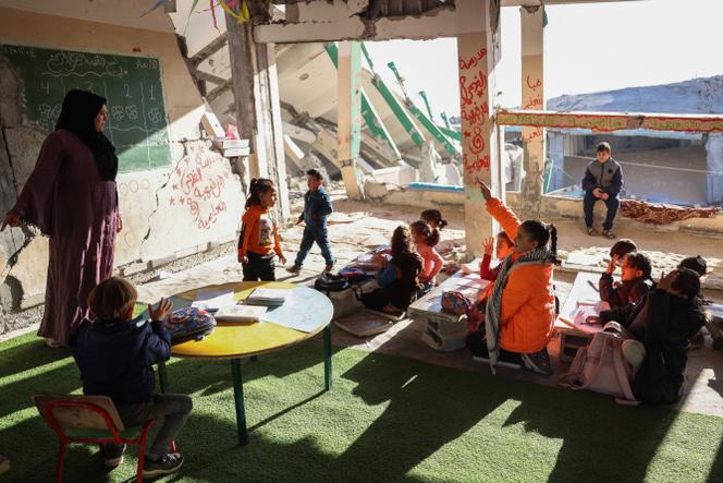 Une salle de classe fortement endommagée à Khan Younès, dans la bande de Gaza, le 12 avril 2024.