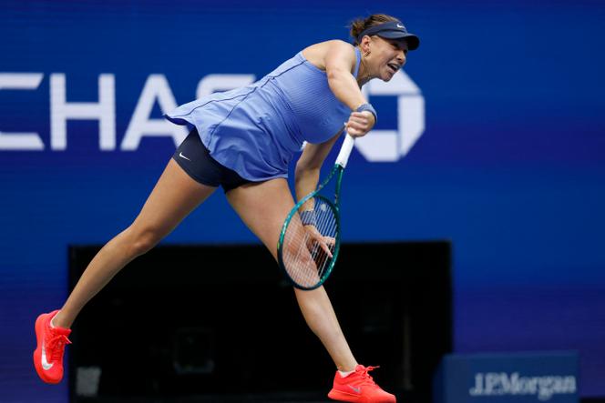 Amanda Anisimova au service face à Iga Swiatek, lors de l’US Open, à New York, le 3 septembre 2025.