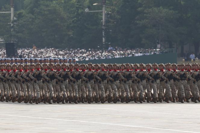 Des membres de la milice chinoise défilent lors d’un défilé militaire pour marquer le 80ᵉ anniversaire de la fin de la seconde guerre mondiale, à Pékin, le 3 septembre 2025.