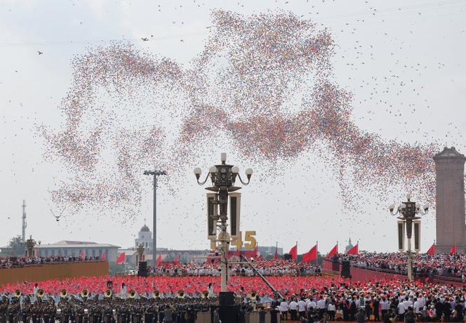 Des ballons sont lâchés lors d’un défilé militaire pour marquer le 80ᵉ anniversaire de la fin de la seconde guerre mondiale, à Pékin, le 3 septembre 2025.