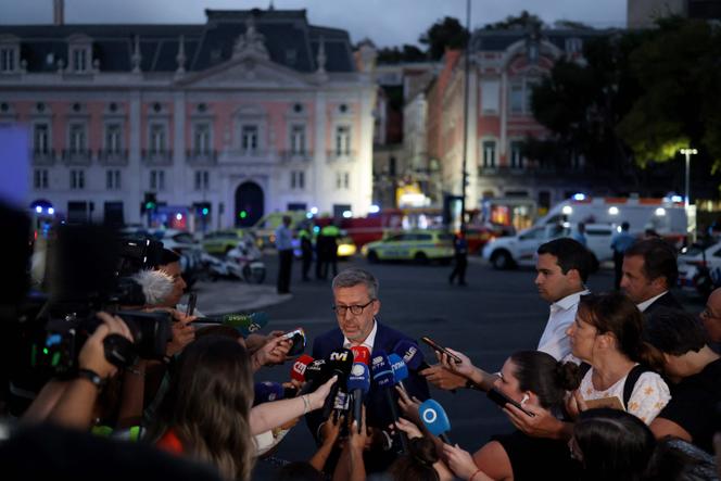 Le maire de Lisbonne, Carlos Moedas, s’adresse aux médias sur le lieu de l’accident du funiculaire, le 3 septembre 2025.