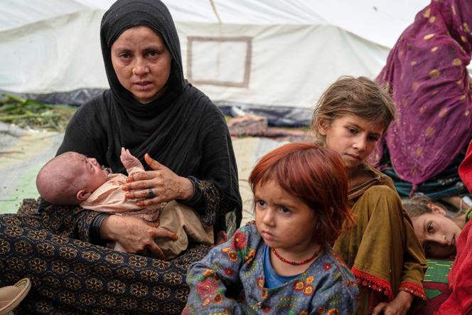 Une femme et ses enfants, survivants du séisme, attendent les secours dans le village de Wadir, province de Kunar, dans l’est de l’Afghanistan, le 2 septembre 2025. 