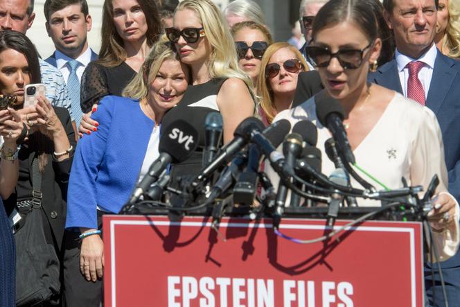 Au premier plan, de gauche à droite : Danielle Bensky, Anouska De Georgiou (enlacées) et Marina Lacerda (au micro), victimes de Jeffrey Epstein, lors d’une conférence de presse devant le Capitole, à Washington, le 3 septembre 2025.