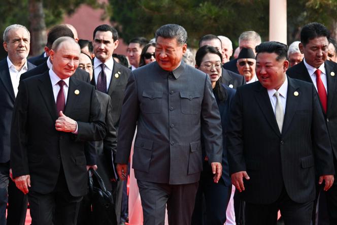 Sur cette photo diffusée par l’agence d’Etat russe Sputnik, (de gauche à droite) le président russe, Vladimir Poutine, marche avec son homologue chinois, Xi Jinping, et le dirigeant nord-coréen, Kim Jong-un, avant un défilé militaire marquant le 80ᵉ anniversaire de la fin de la seconde guerre mondiale, sur la place Tiananmen à Pékin, le 3 septembre 2025.