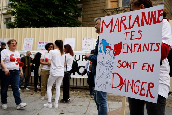 Lors d’une manifestation d’anciens enfants placés, en hommage à des enfants décédés alors qu’ils se trouvaient sous la protection de l’aide sociale à l’enfance. Près de l’Assemblée nationale, à Paris, le 7 mai 2024.