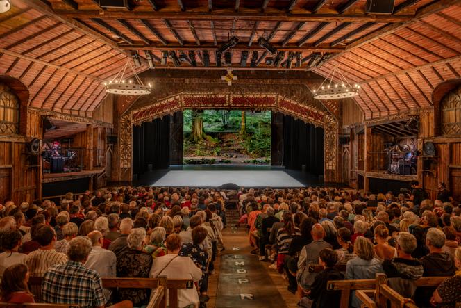 Dans le Théâtre du Peuple, à Bussang (Vosges), en juillet 2025.
