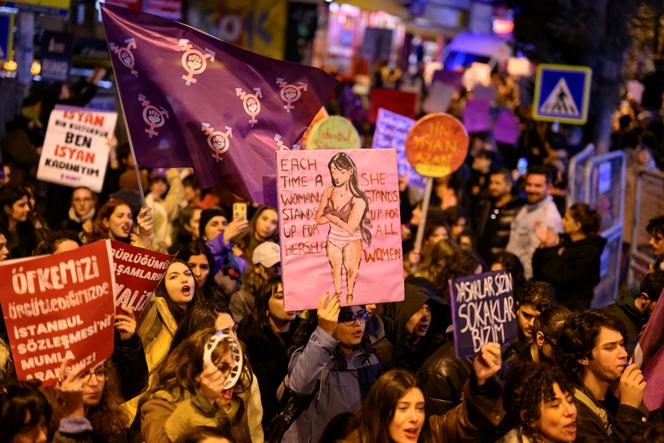 Lors d’une marche organisée à l’occasion de la Journée internationale des droits des femmes, près de la place Taksim, à Istanbul, le 8 mars 2025.