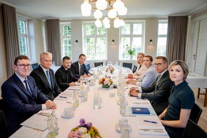 Volodymyr Zelensky entouré des dirigeants du Danemark, d’Estonie, de Lituanie, de Suède, d’Islande, de Lettonie et de Finlande, à Copenhague, le 3 septembre 2025.