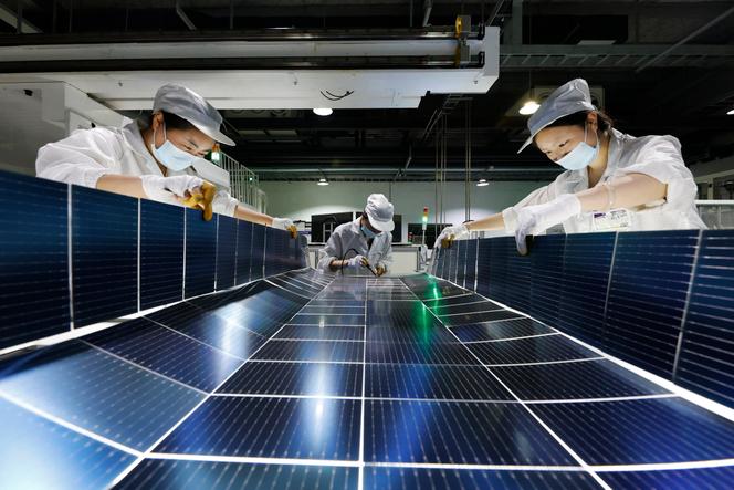 Des ouvriers fabriquent des modules photovoltaïques destinés à l’exportation dans un atelier de production de la ville de Suqian, province du Jiangsu, en Chine, le 22 juillet 2025.