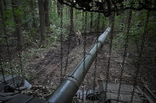 Militares das Forças Armadas Ucranianas preparam um tanque para atirar em tropas russas, na região de Donetsk, Ucrânia, em 3 de setembro de 2025.
