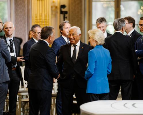 O enviado especial dos EUA, Steve Witkoff, o presidente do Conselho Europeu, Antonio Costa, e a presidente da Comissão Europeia, Ursula von der Leyen (da esquerda para a direita), discutem antes da reunião da Coalizão dos Dispostos no Palácio do Eliseu, em 4 de setembro de 2025.