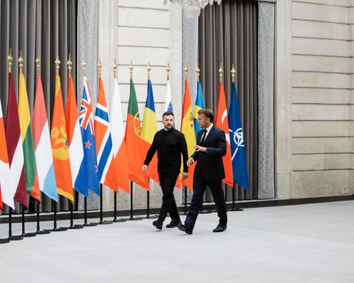 O presidente francês Emmanuel Macron (à direita) e seu colega ucraniano, Volodymyr Zelensky, chegam juntos para a reunião da Coalizão dos Dispostos no Palácio Eysée em 4 de setembro de 2025.