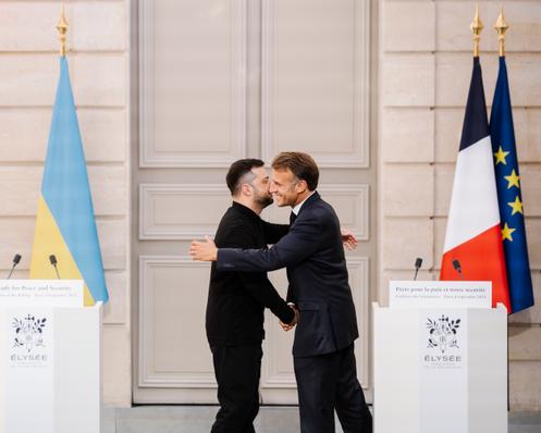 Emmanuel Macron e o presidente ucraniano Volodymyr Zelensky no Palácio do Eliseu em 4 de setembro de 2025.