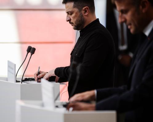 Volodymyr Zelensky (à esquerda) e Emmanuel Macron, durante a coletiva de imprensa após a reunião da coalizão dos dispostos, no Palácio do Eliseu, em 4 de setembro de 2025.