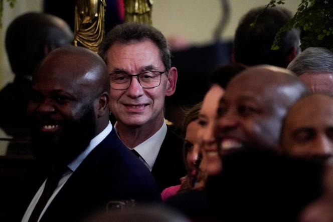 Au centre, le PDG de Pfizer, Albert Bourla, à la Maison Blanche, à Washington, le 20 février 2025.