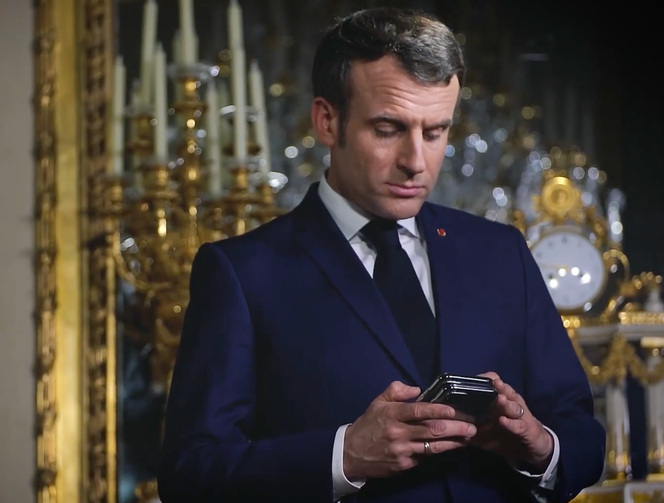Emmanuel Macron à l’Elysée, à Paris. Image extraite du documentaire « Dans le portable des présidents », de Sylvain Pierron.