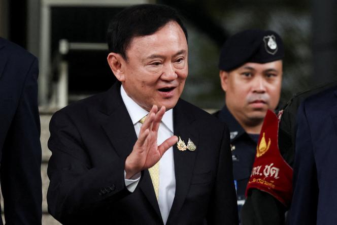 L’ancien premier ministre thaïlandais Thaksin Shinawatra, après une audience au tribunal, à Bangkok, le 22 août 2025.