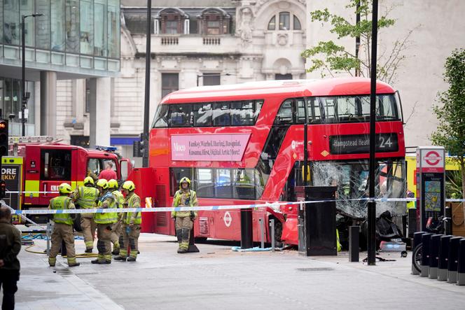 Les services d’urgence sur les lieux de l’accident impliquant un bus à impériale, le 4 septembre 2025, dans Allington Street, à Londres.