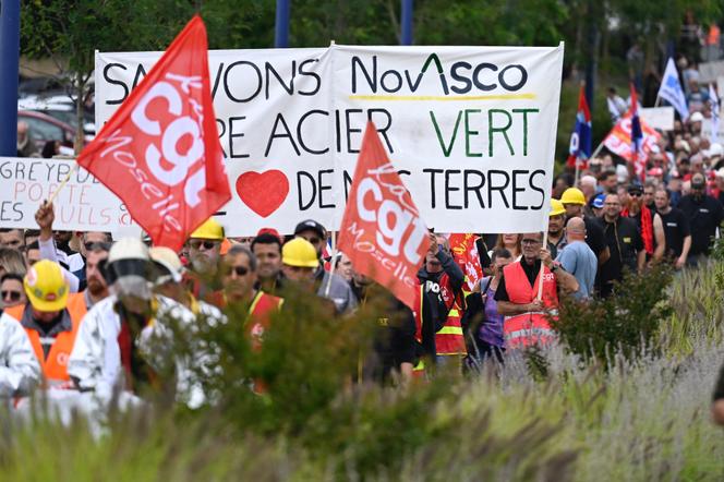 Des salariés de l’aciériste NovAsco à Hagondange (Moselle) manifestent lors d’une marche citoyenne, le 4 septembre 2025.