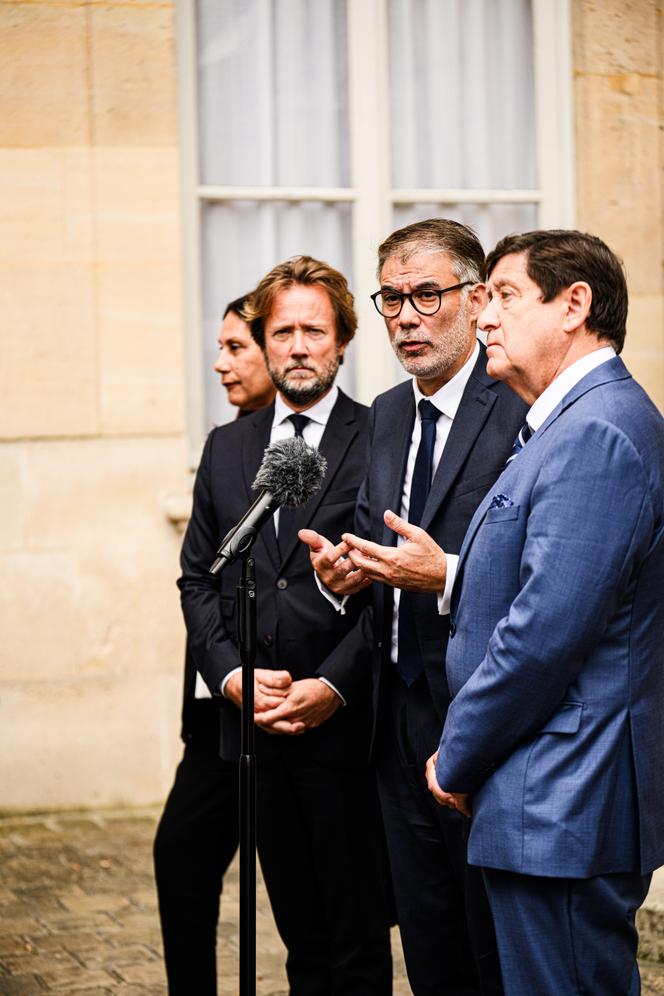 L’eurodéputée Nora Mebarek, le président des députés socialistes, Boris Vallaud, le premier secrétaire du Parti socialiste, Olivier Faure, et le président des sénateurs socialistes, Patrick Kanner, à Matignon, à Paris, le 4 septembre 2025.