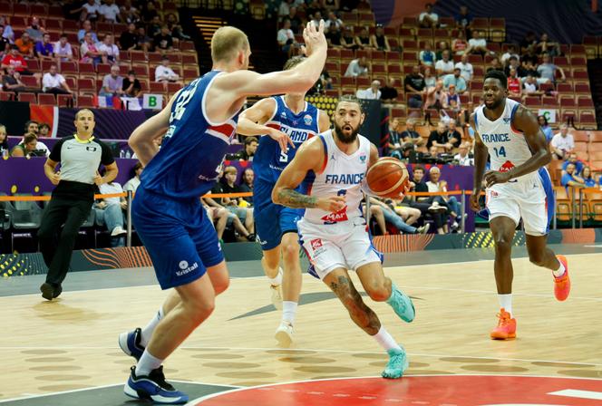Le Français Isaia Cordinier (au centre), lors du match entre la France et l’Islande lors de l’Euro masculin de basket, à Katowice (Pologne), le 4 septembre 2025.