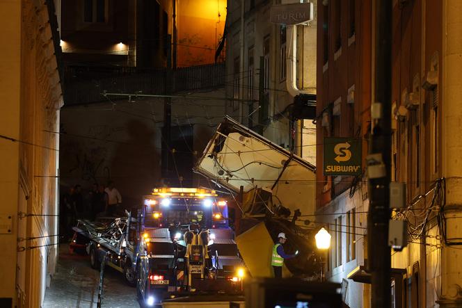 Les débris du toit du funiculaire de Gloria, sur le lieu de l’accident à Lisbonne, le 4 septembre 2025. 