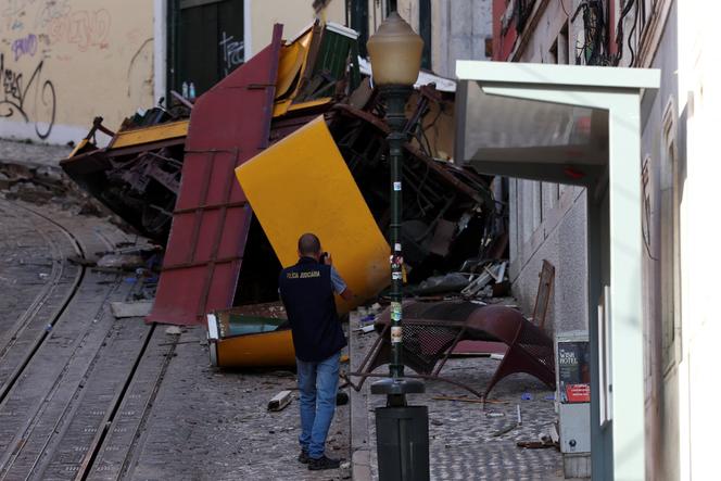 Un policier portugais documente l’accident du funiculaire de Gloria, à Lisbonne, le 4 septembre 2025.