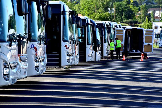 Des cars de transport scolaire à Bassens (Gironde), en mai 2020.
