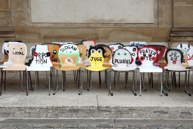 Toutes les chaises ont été chinées sur leboncoin, partenaire du projet, puis transformées et personnifiées par le duo de designers.
