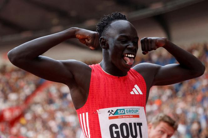 Gout Gout célèbre sa victoire lors du 200 m du meeting d’Ostrava (République tchèque), le 24 juin 2025. 