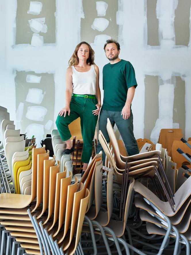 Claire Renard & Jean-Sébastien Blanc, designers et créateurs de l’installation « 577 chaises, l’hémicycle citoyen ».