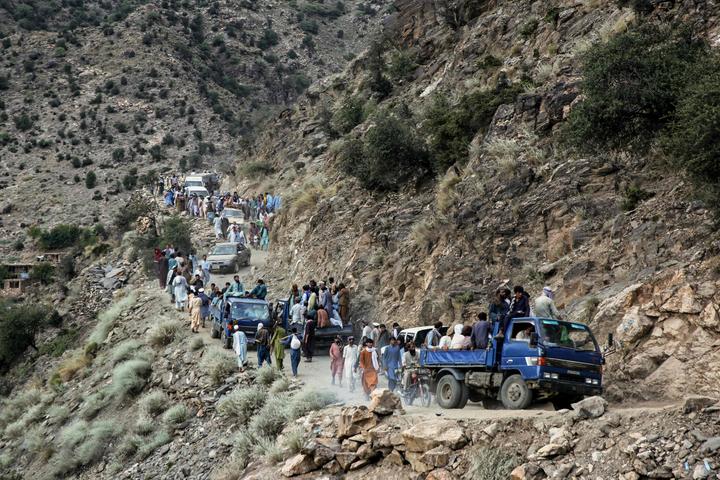 Des Afghans fuient la région de Kunar après le tremblement de terre, le 3 septembre 2025.