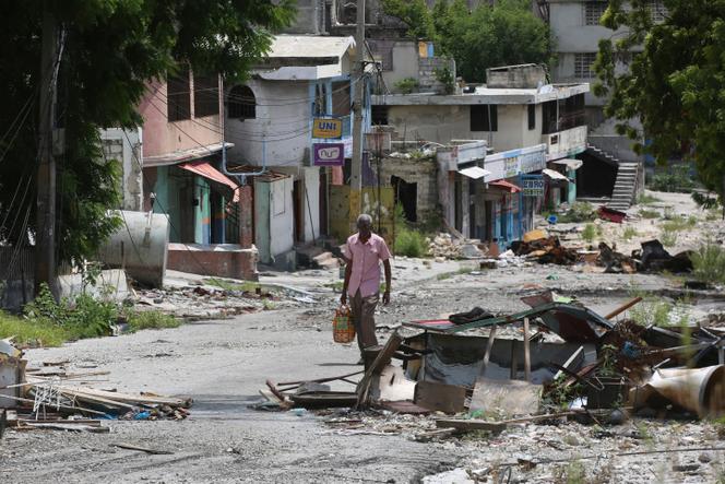 Un homme marche dans une rue jonchée de débris causés par les violences entre gangs dans le quartier de Nazon à Port-au-Prince, le 4 septembre 2025. 