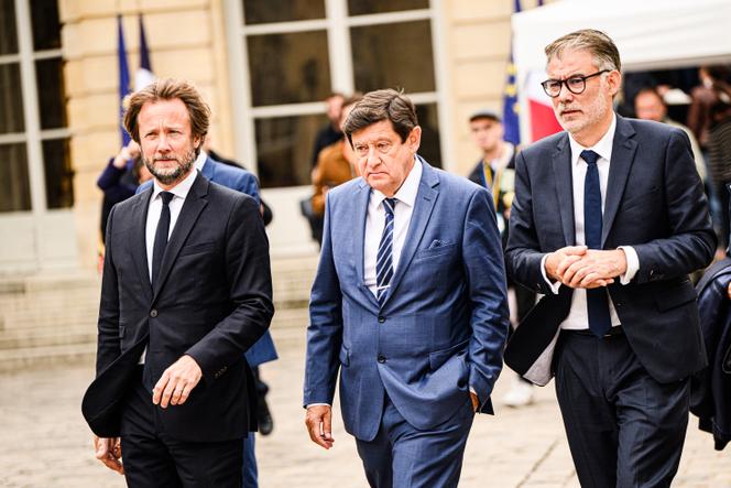 Le président du groupe socialiste à l’Assemblée nationale, Boris Vallaud, son homologue du Sénat, Patrick Kanner, et le premier secrétaire du PS, Olivier Faure, quittent Matignon à l’issue de leur entretien avec François Bayrou, à Paris, le 4 septembre 2025.