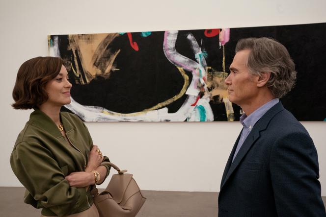 Marion Cotillard (Céline Dumont) et Billy Crudup (Cory Ellison) dans la quatrième saison de la série « The Morning Show », créée par Jay Carson.