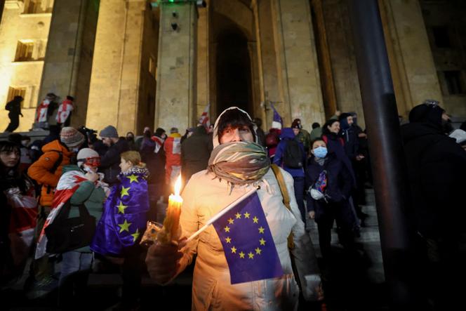 Lors d’une manifestation devant le Parlement géorgien afin de protester contre la décision du gouvernement de reporter les négociations d’adhésion à l’Union européenne (UE) jusqu’en 2028, à Tbilissi, le 29 novembre 2024.