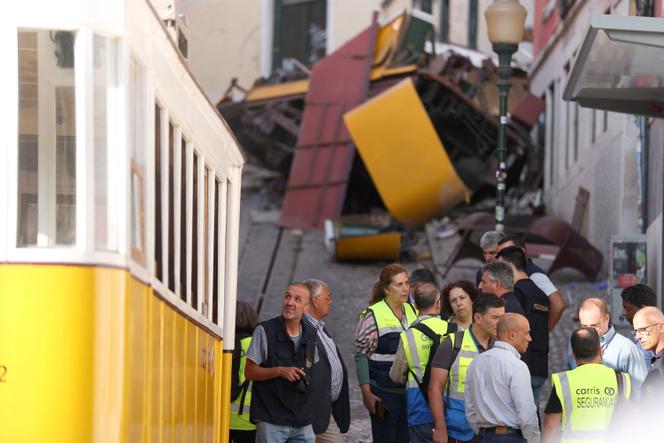 Des policiers enquêtent sur le lieu du déraillement d’un funiculaire à Lisbonne, au Portugal, le 4 septembre 2025.