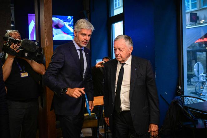 Laurent Wauquiez, président du groupe Droite Republicaine (à gauche), et Jean-Michel Aulas, avant la conférence de presse annonçant la candidature de ce dernier aux élections municipales de Lyon, le 4&nbsp;septembre&nbsp;2025.