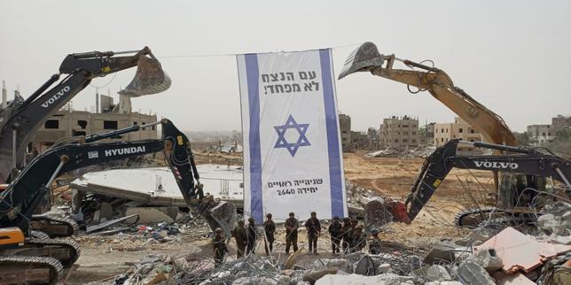 Israël : des opérateurs civils de bulldozers recrutés pour « démolir » Gaza